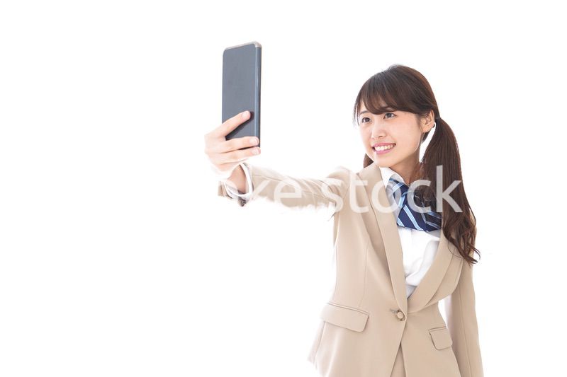 自撮りをする制服姿の学生