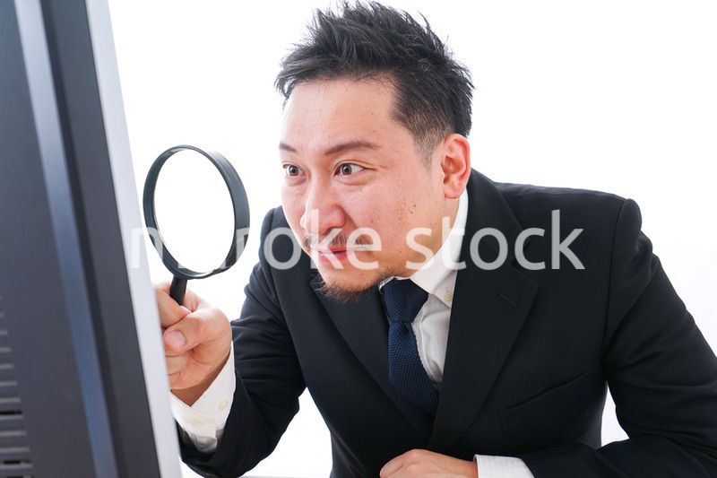 調査をするビジネスマン