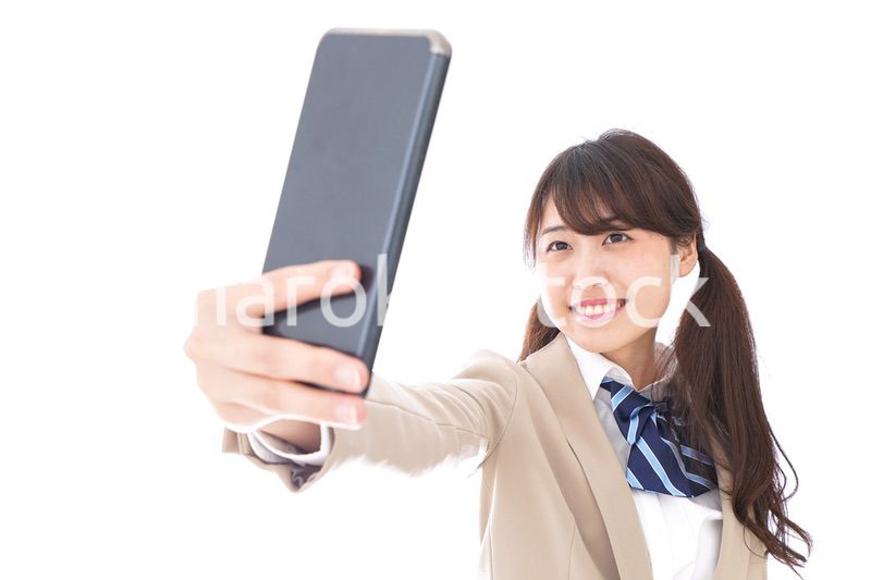 自撮りをする制服姿の学生