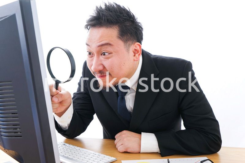 調査をするビジネスマン