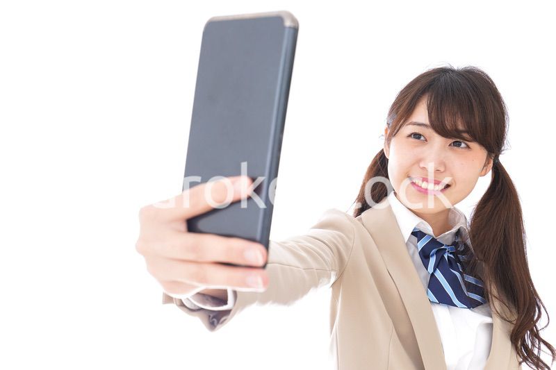 自撮りをする制服姿の学生