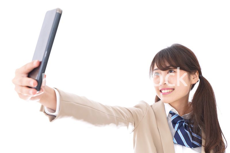 自撮りをする制服姿の学生
