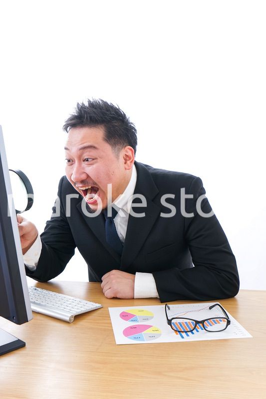 調査するビジネスパーソン