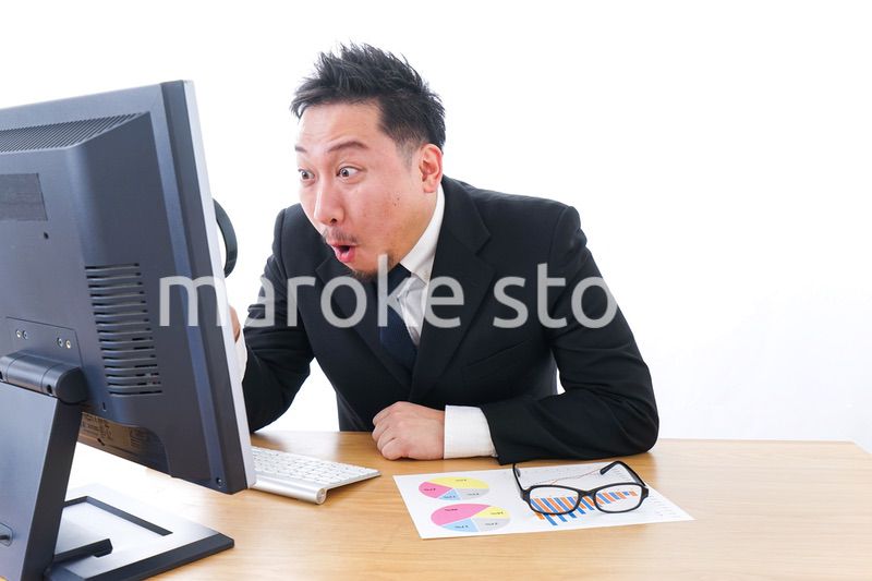 調査するビジネスパーソン