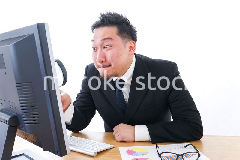 調査するビジネスパーソン