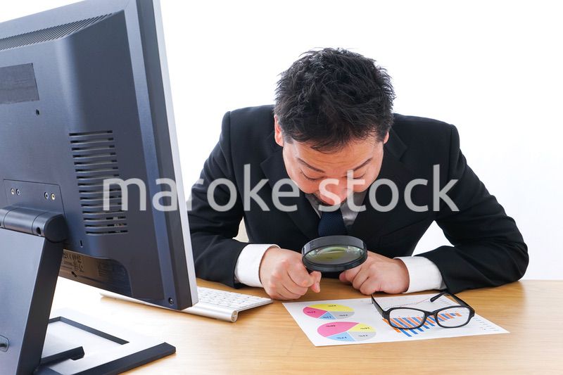 調査するビジネスパーソン