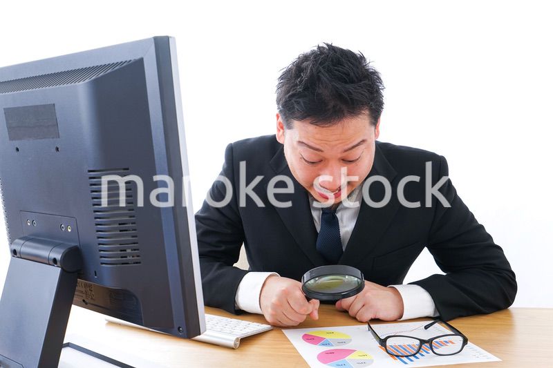 調査するビジネスパーソン