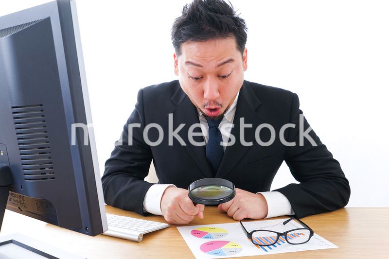 調査するビジネスパーソン