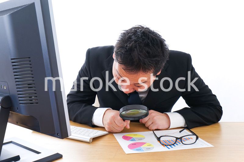 調査するビジネスパーソン