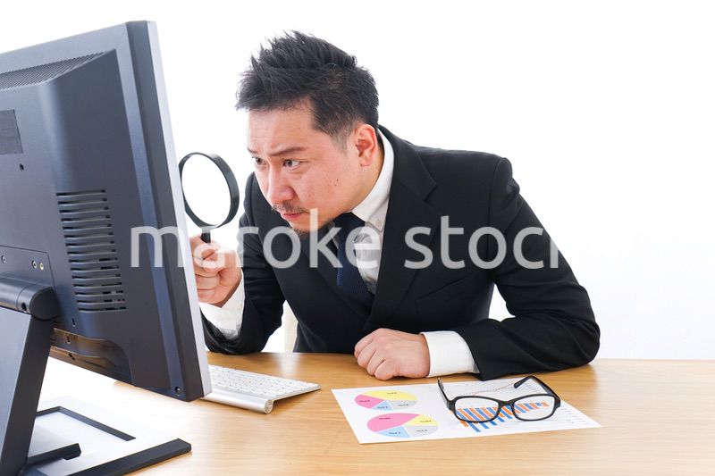 調査をするビジネスマン