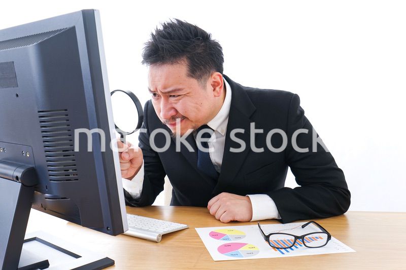 調査するビジネスパーソン