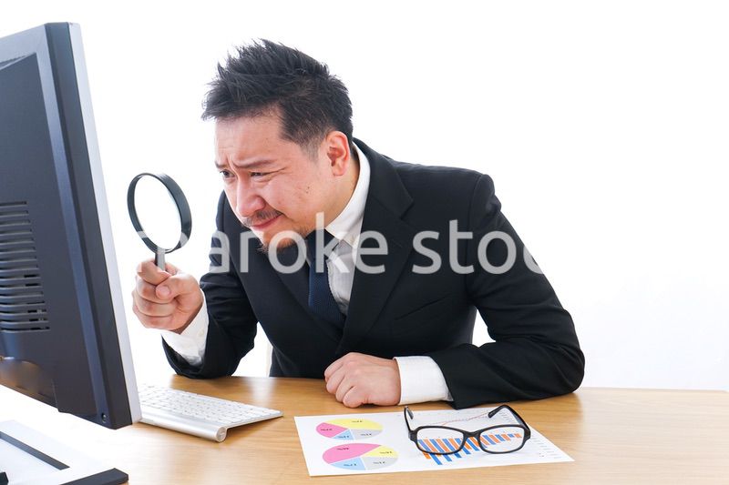 調査するビジネスパーソン