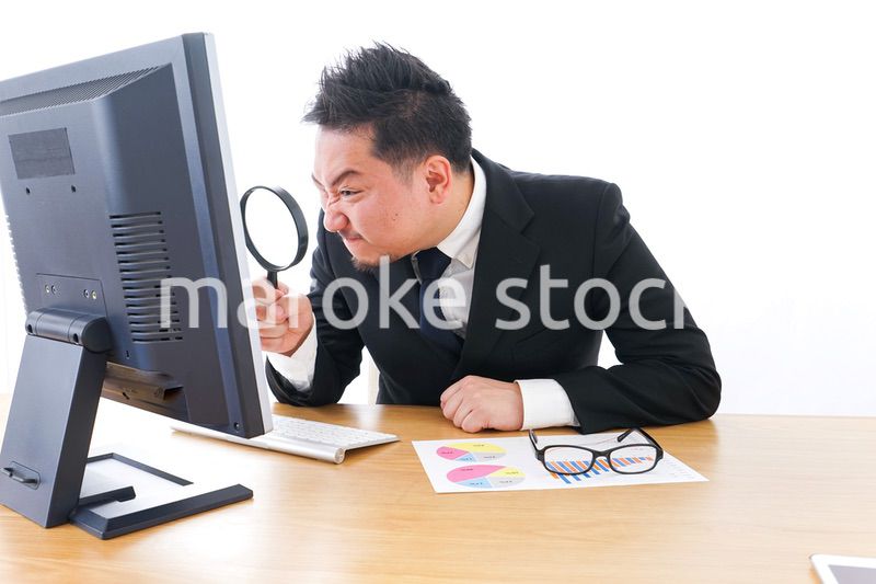 調査をするビジネスマン