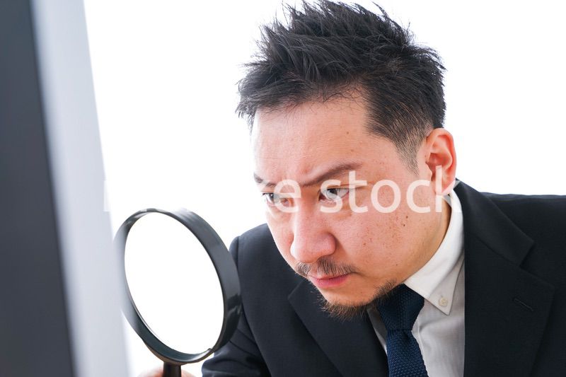 調査をするビジネスマン