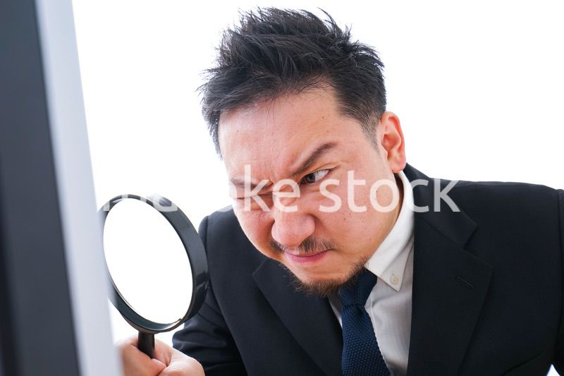 調査するビジネスパーソン