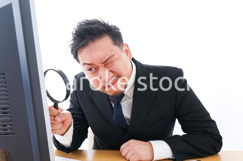 調査をするビジネスマン