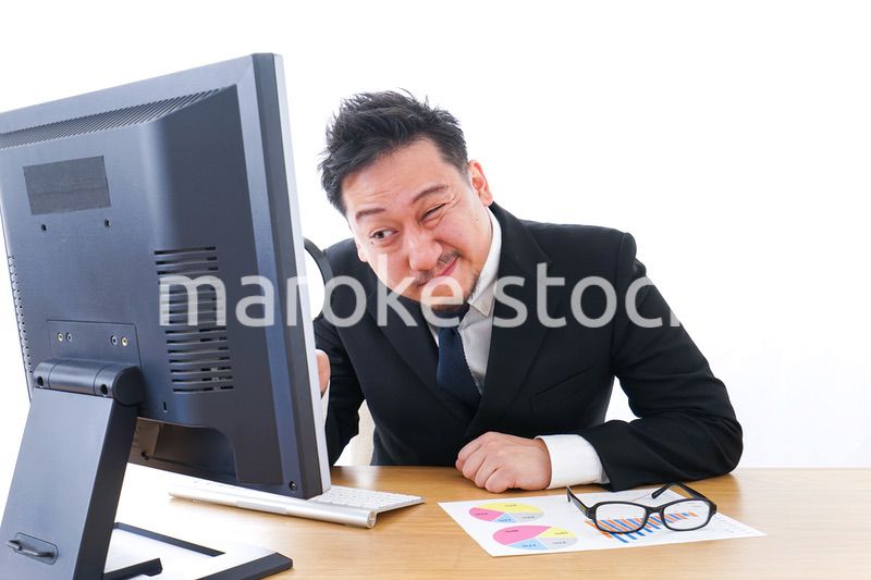 調査するビジネスパーソン