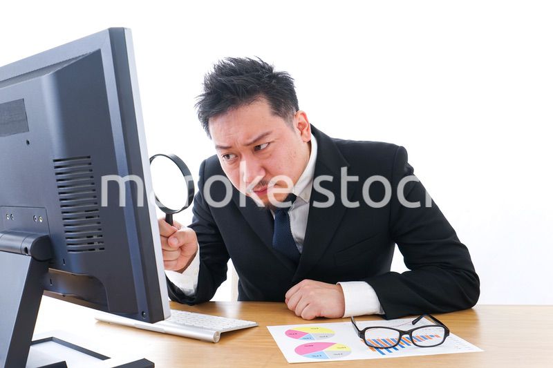 調査するビジネスパーソン