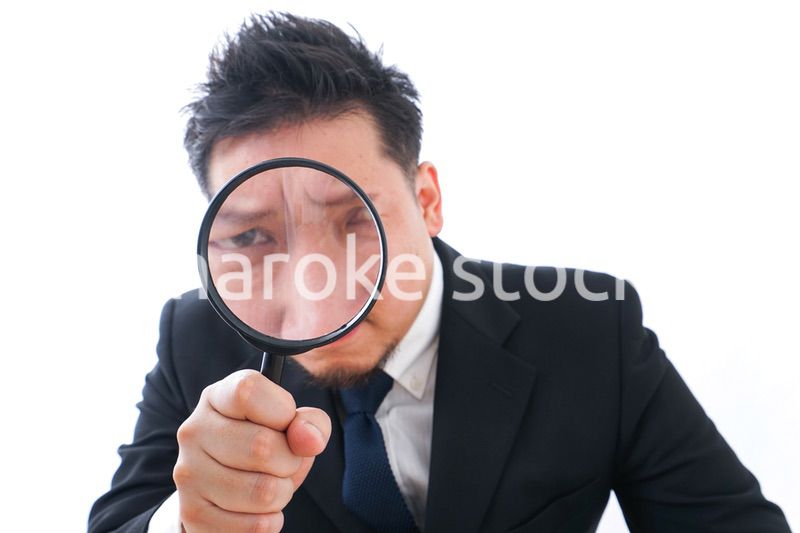 調査するビジネスパーソン