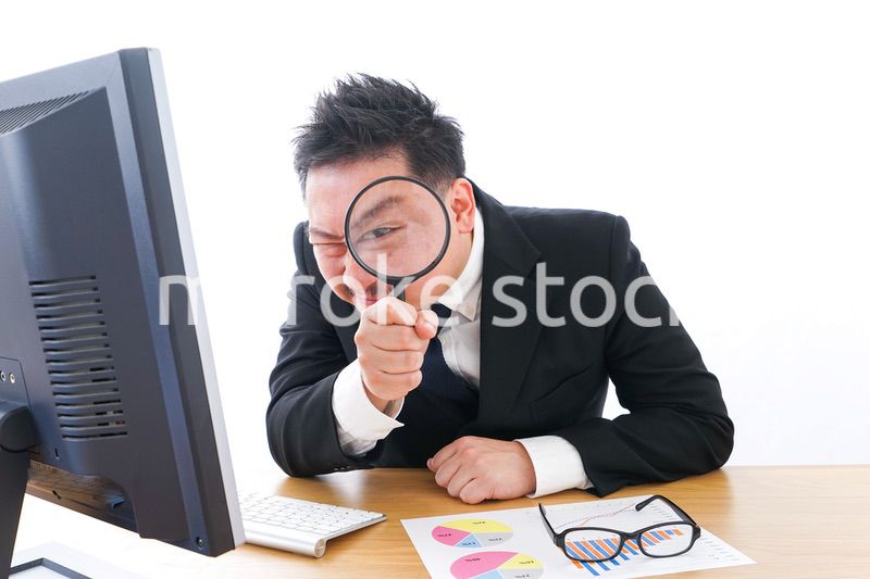 調査をするビジネスマン