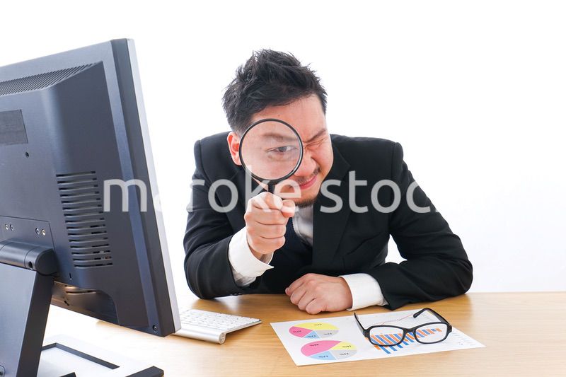 調査をするビジネスマン