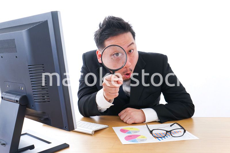 調査するビジネスパーソン