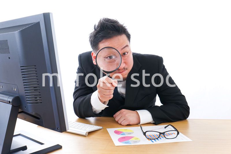 調査するビジネスパーソン