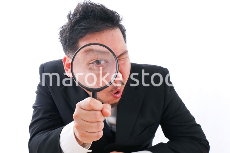 調査をするビジネスマン