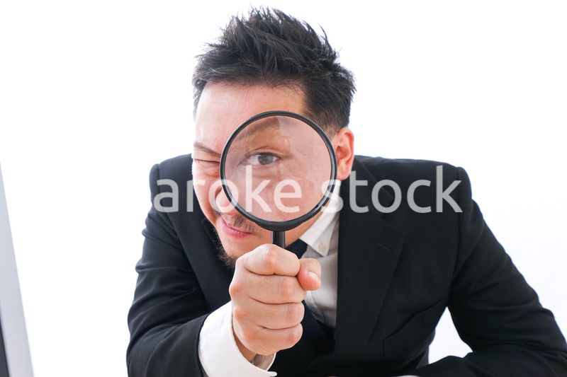 調査をするビジネスマン