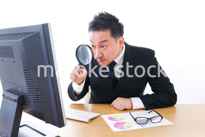 調査するビジネスパーソン