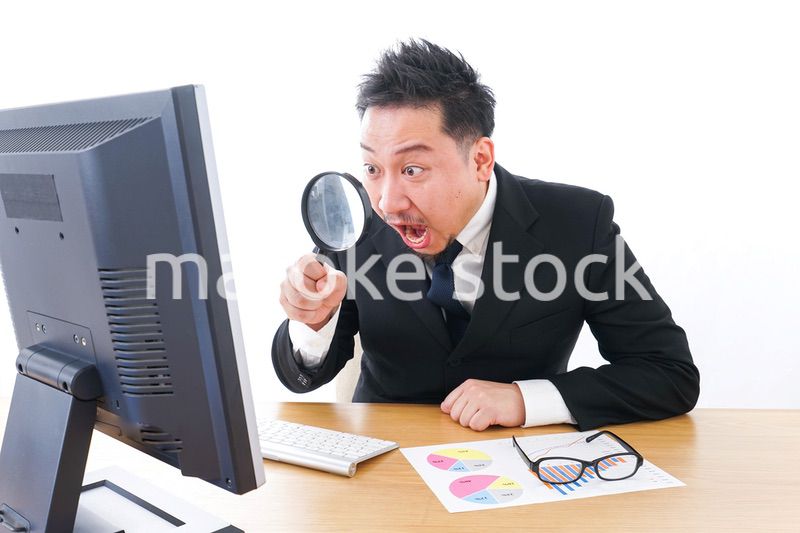 調査をするビジネスマン