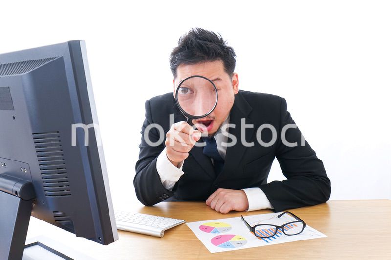 調査するビジネスパーソン