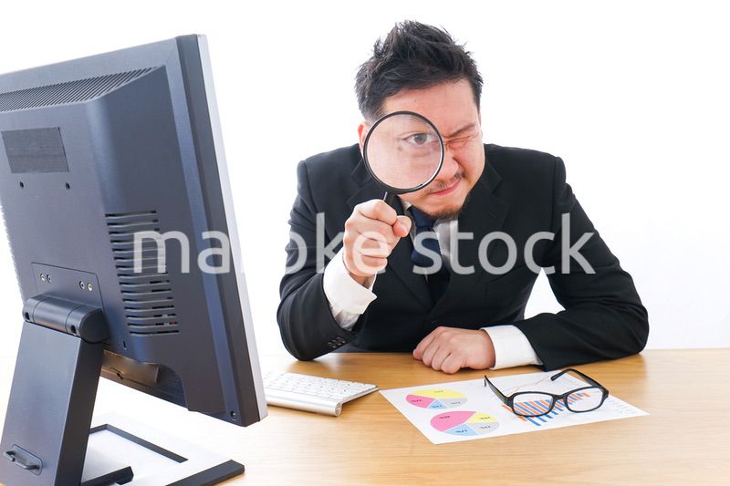 調査をするビジネスマン