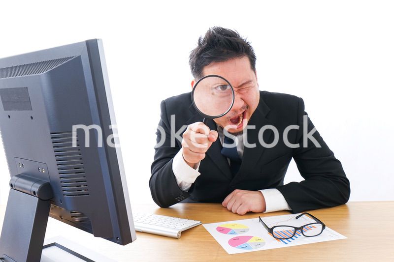 調査をするビジネスマン