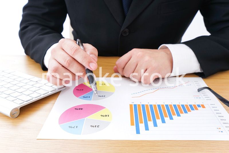 デスクワークをするビジネスパーソン