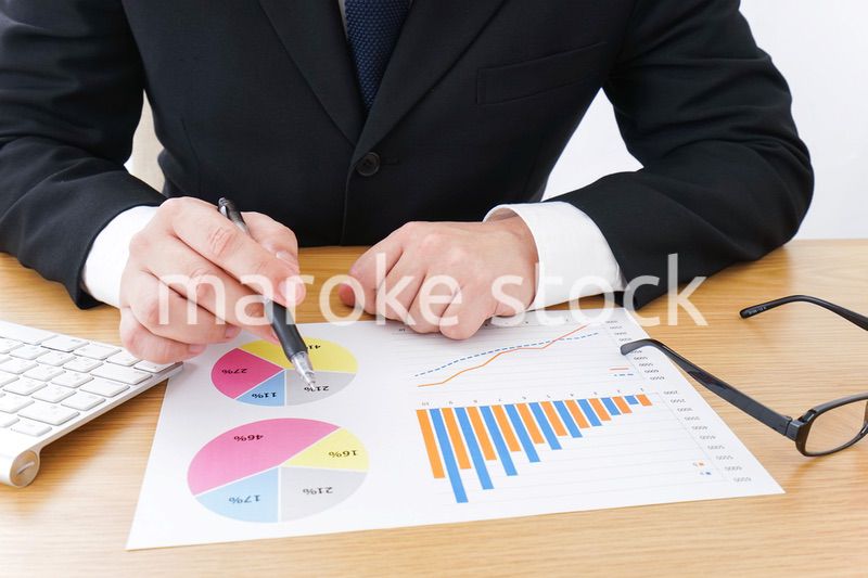 デスクワークをするビジネスマン