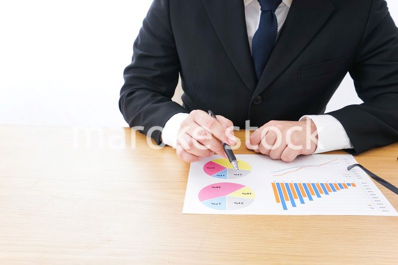 デスクワークをするビジネスマン