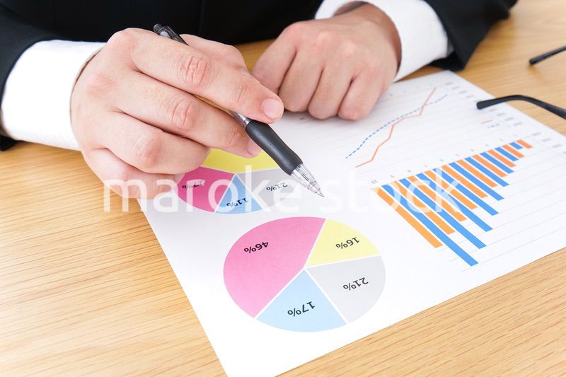 デスクワークをするビジネスパーソン