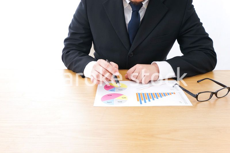 デスクワークをするビジネスパーソン