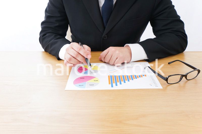 デスクワークをするビジネスマン