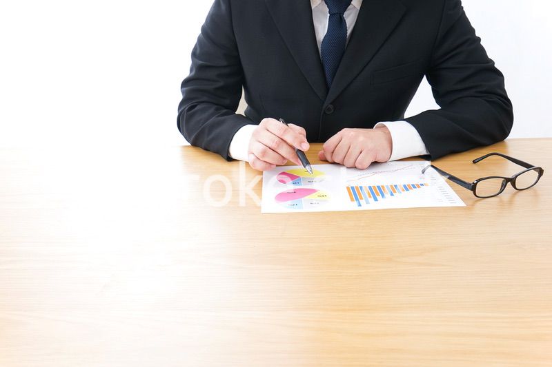 デスクワークをするビジネスパーソン