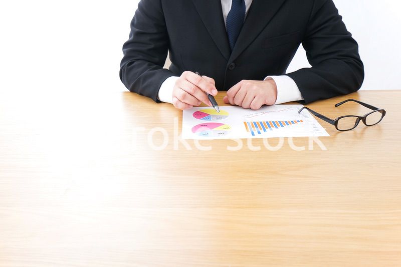 デスクワークをするビジネスパーソン