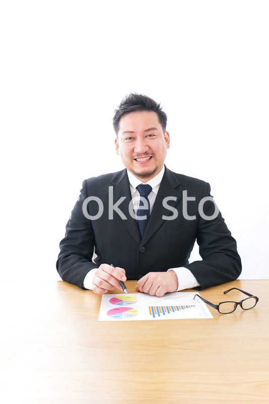 デスクワークをするビジネスパーソン