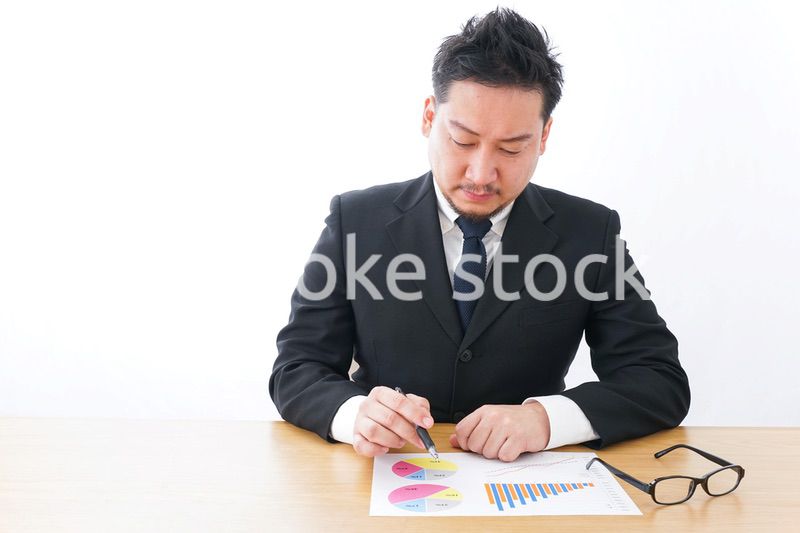 デスクワークをするビジネスマン