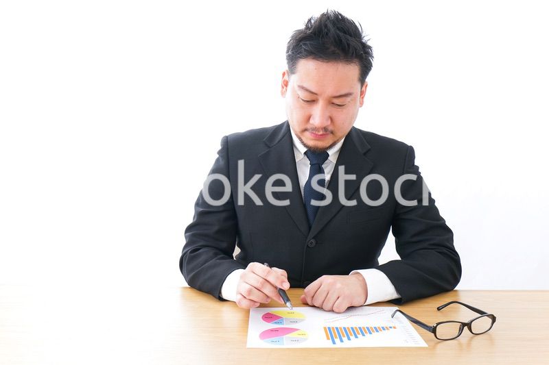 デスクワークをするビジネスパーソン