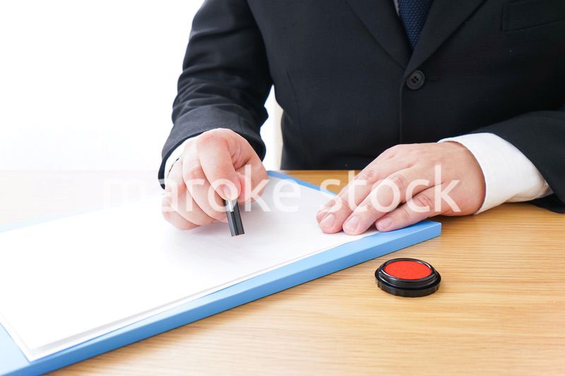 契約するビジネスパーソン