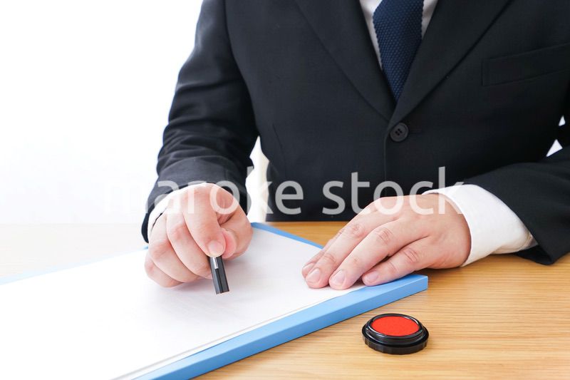 契約をするビジネスマン