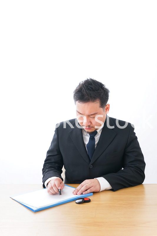 契約をするビジネスマン