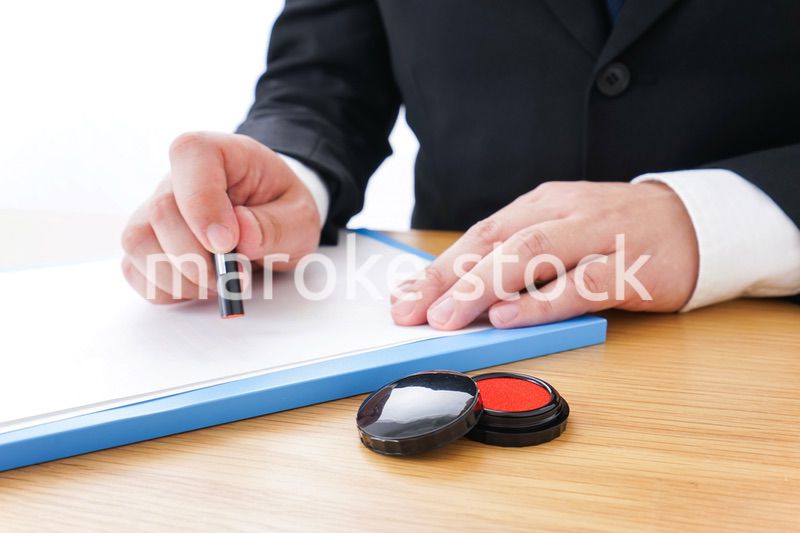 契約するビジネスパーソン