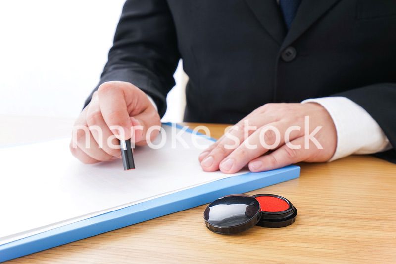 契約するビジネスパーソン